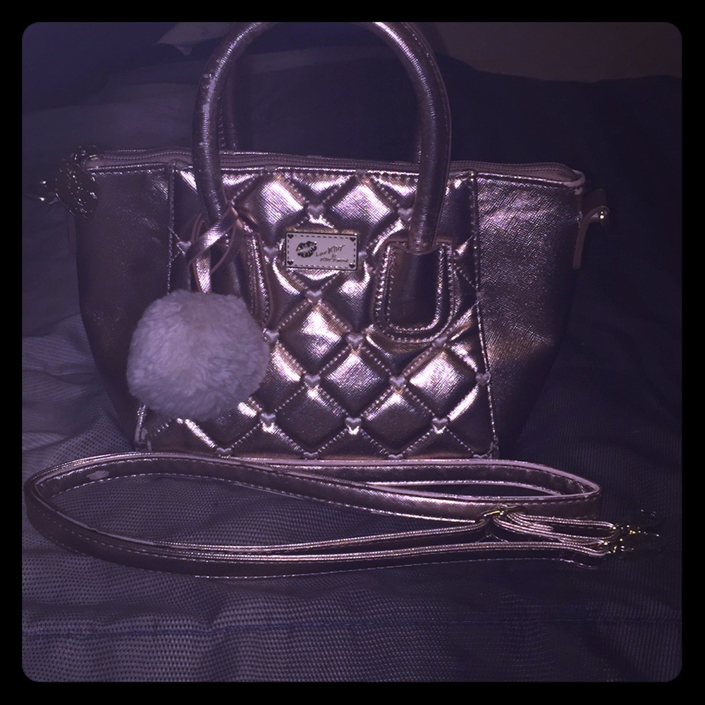 Purse with attachable straps